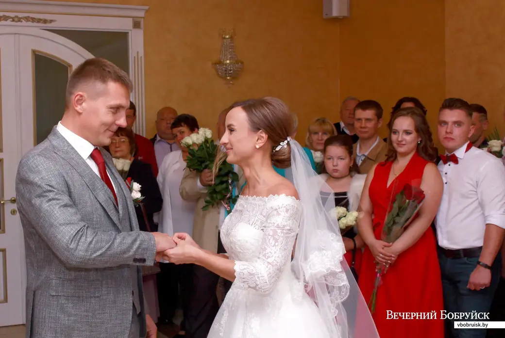 33-летняя Юлия Колосова и 35-летний Александр Григорьев зарегистрировали свой брак в Бобруйске 20 сентября.
