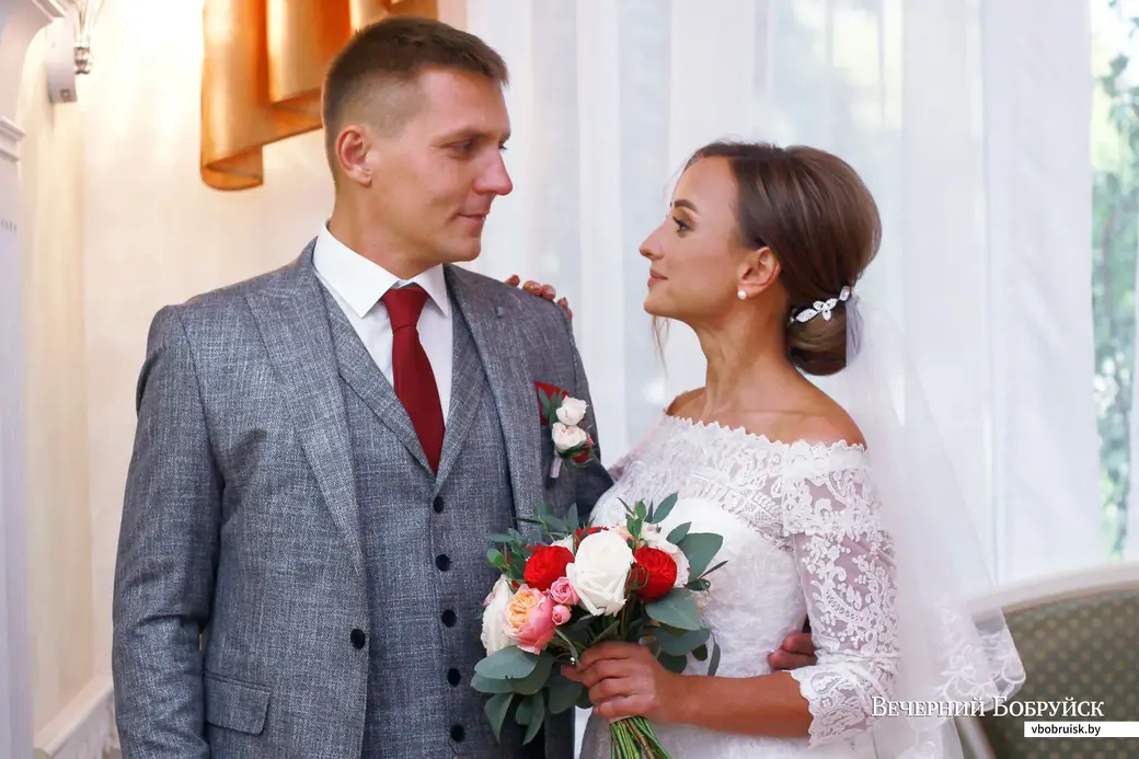 33-летняя Юлия Колосова и 35-летний Александр Григорьев зарегистрировали свой брак в Бобруйске 20 сентября.