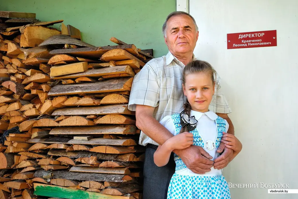 06.09.2019. Леонид Николаевич Кравченко со своей внучкой Аней. Бывший директор оставил табличку с двери своего рабочего кабинета на память.