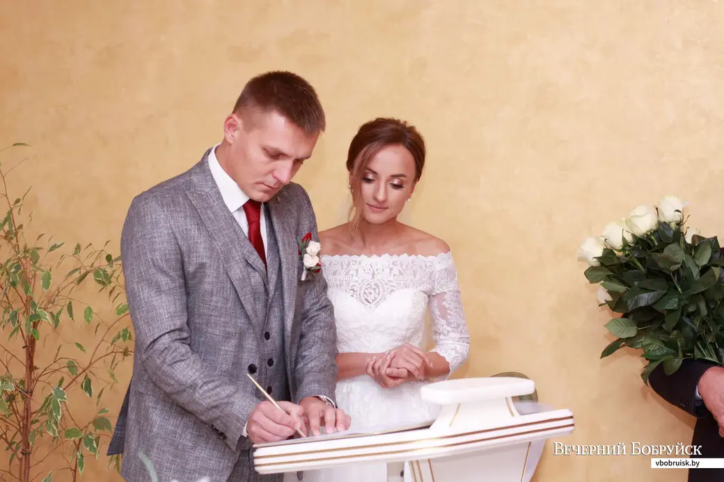 33-летняя Юлия Колосова и 35-летний Александр Григорьев зарегистрировали свой брак в Бобруйске 20 сентября.