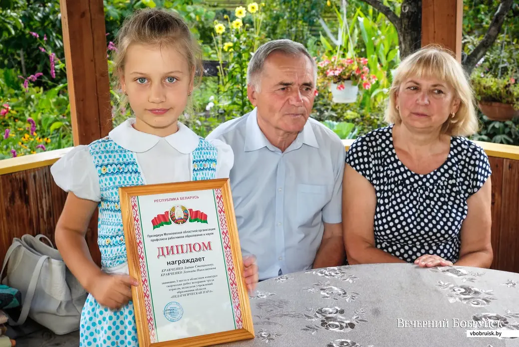 Лидия Степановна и Леонид Николаевич Кравченко с внучкой, 2019 год,