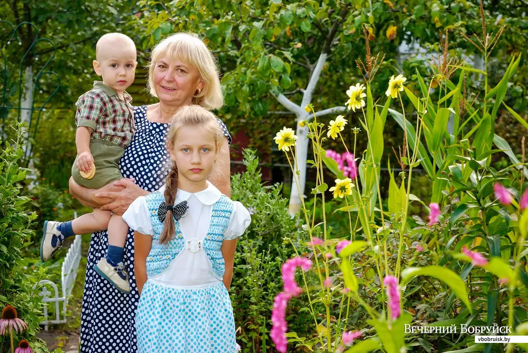 Лилия Степановна Кравченко с любимыми внуками.
