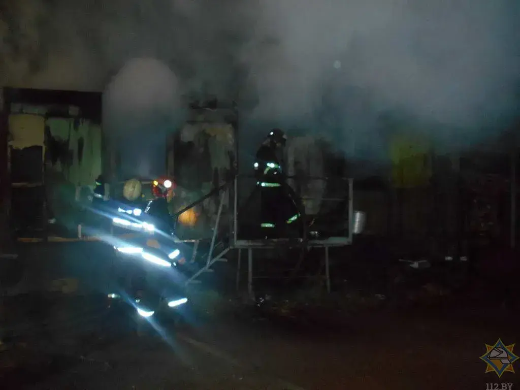 21 сентября в 05.26 в службу спасения поступило сообщение о пожаре вагончика по адресу: г. Мозырь, пер. Березовый. Фото: МЧС.