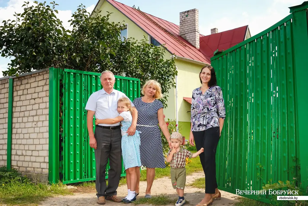 Супруги Кравченко с дочерью Ириной и внуками, 2019 год.