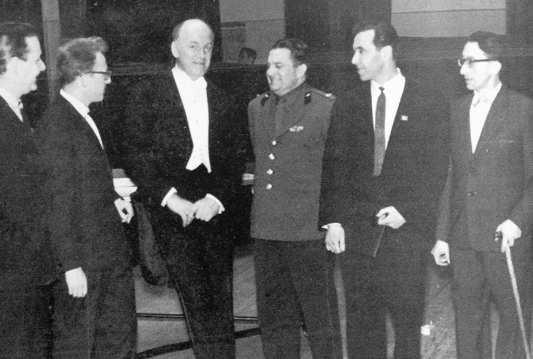 Бобруйский гарнизонный Дом офицеров, 1965 год. Всемирно известный пианист, народный артист СССР Святослав Рихтер после (третий слева) после выступления. Фото из архива