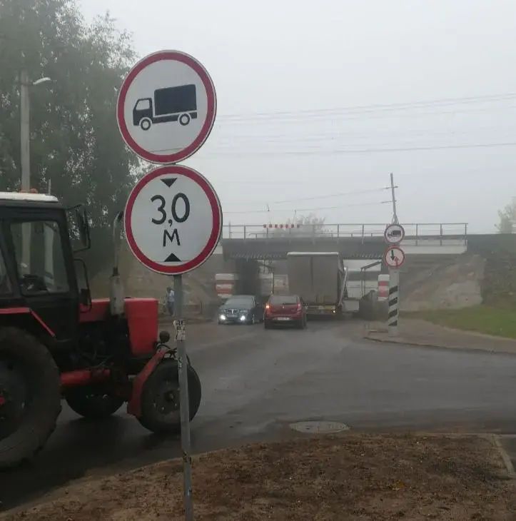 Знак, которого не заметил водитель большегруза.