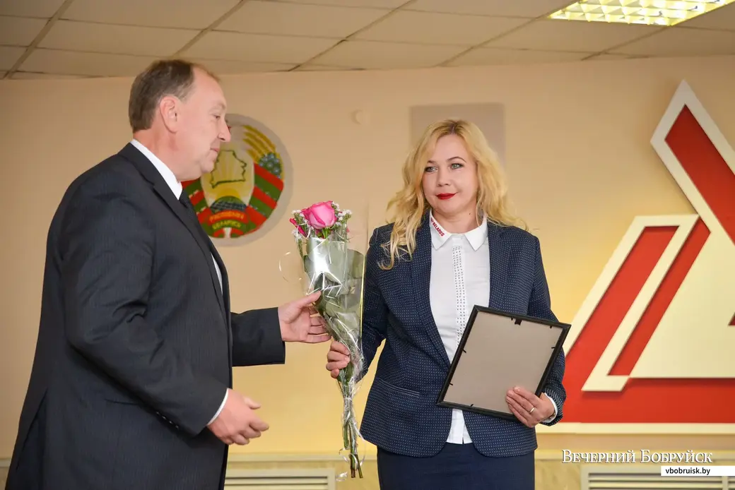 27.09.2019. День машиностроителя на ОАО «Бобруйский завод тракторных деталей и агрегатов». Председатель Бобруйского городского Совета депутатов вручает благодарность