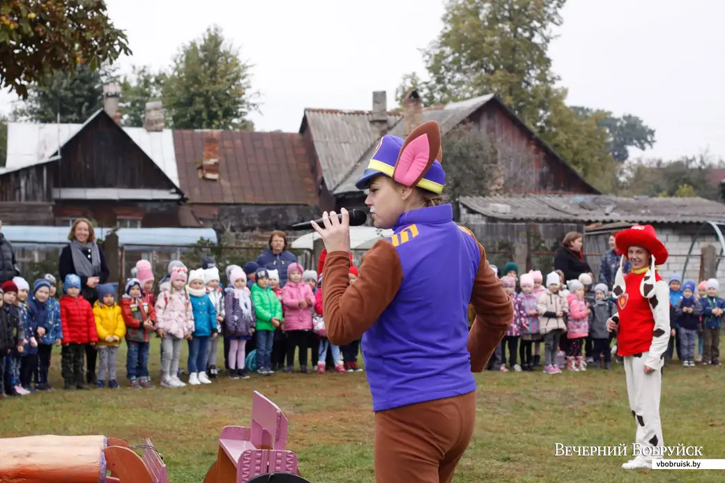 27.09.2019 во дворе детского сада на ул. Клубной открыли новую детскую площадку.