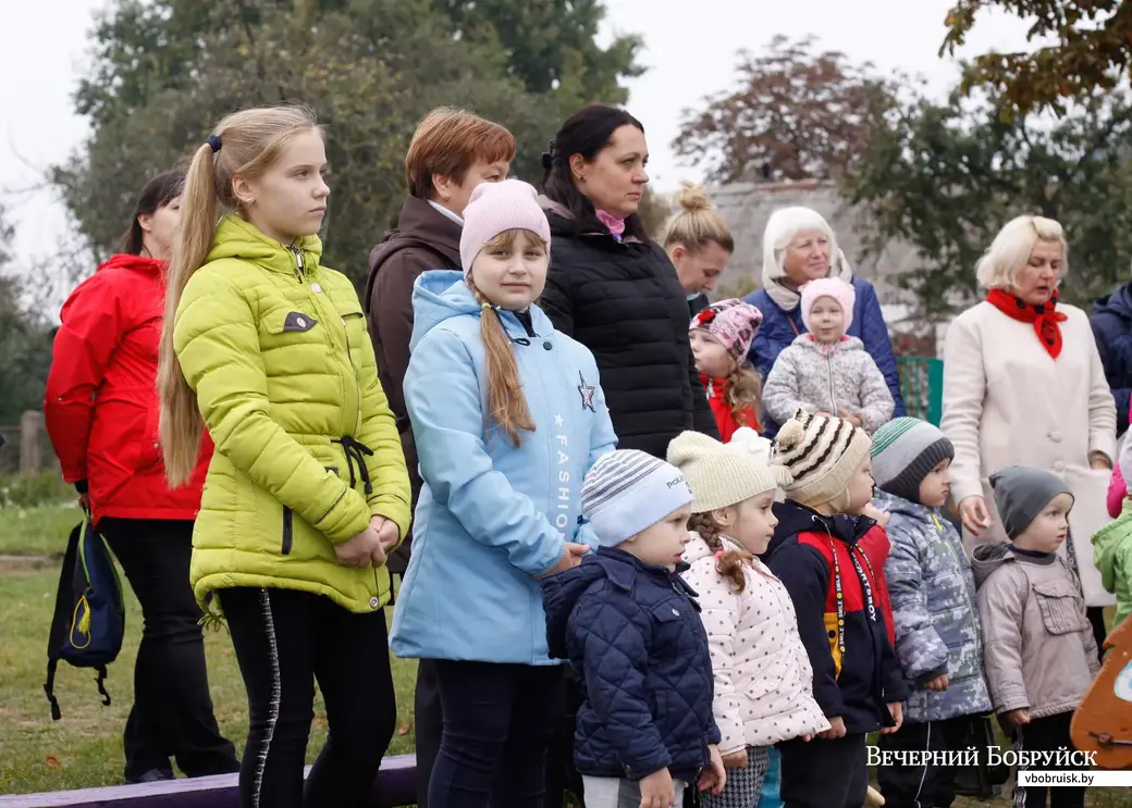 27.09.2019 во дворе детского сада на ул. Клубной открыли новую детскую площадку.