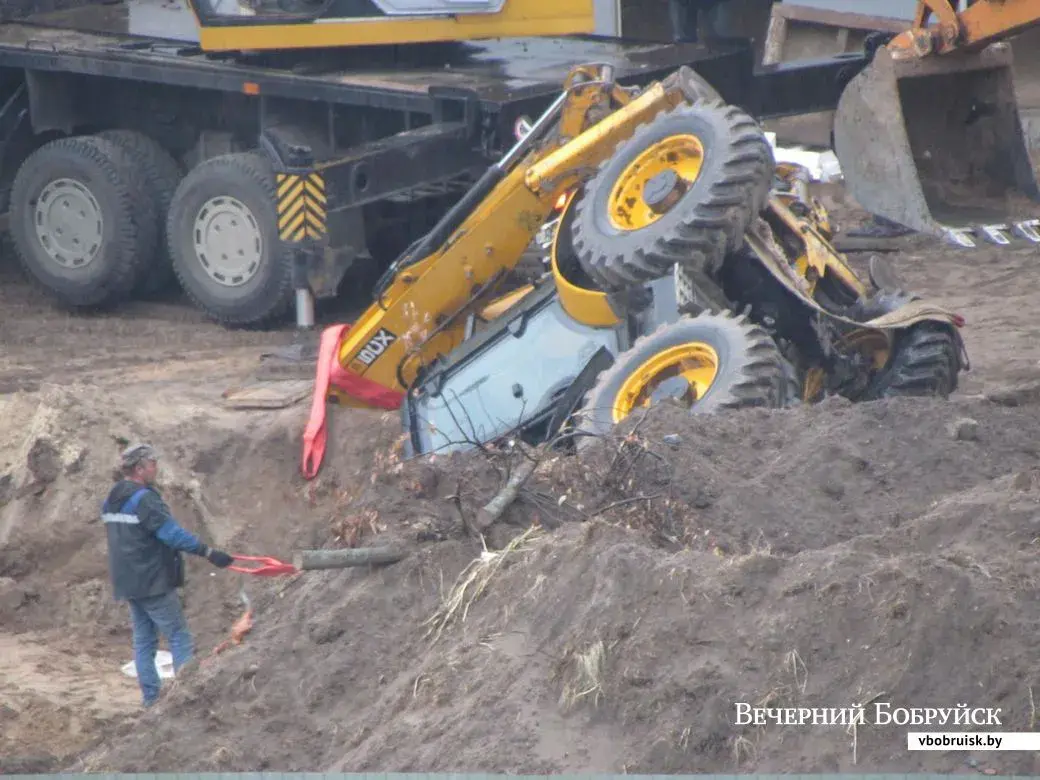 28.09.2019. Трактор упал в яму на стройке супермаркета на Урицкого. Фото читателя «ВБ»