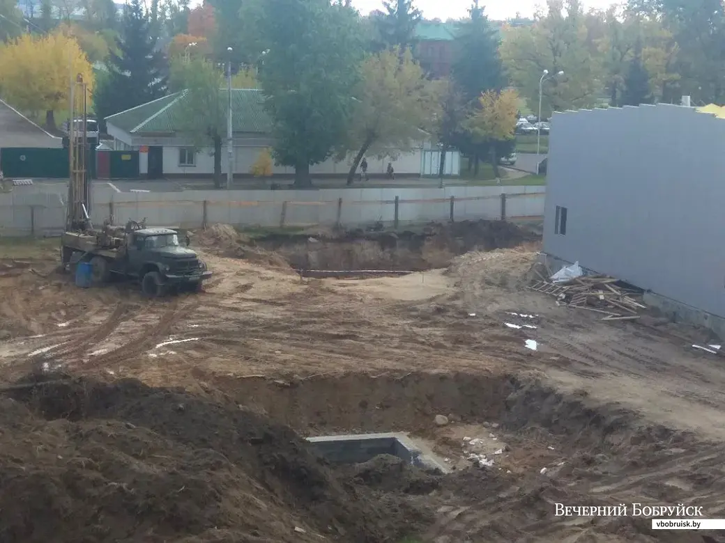 1.10.2019. На площадке стройки супермаркета на Урицкого сейчас работы не ведутся.
