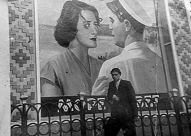 Молодой и влюбленный у кинотеатра «Товарищ» в 1950-е годы.