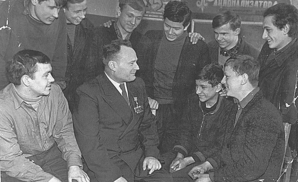 1964 год. Герой Советского Союза Василий Иванович Кузьминов беседует с молодыми (17-18 лет) рабочими инструментального цеха завода им. Ленина. Фото из архива автора