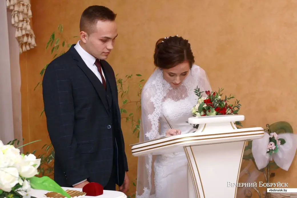 Игорь Жлукто и Карина Базылева зарегистрировали свой брак в пятницу, 4 октября.