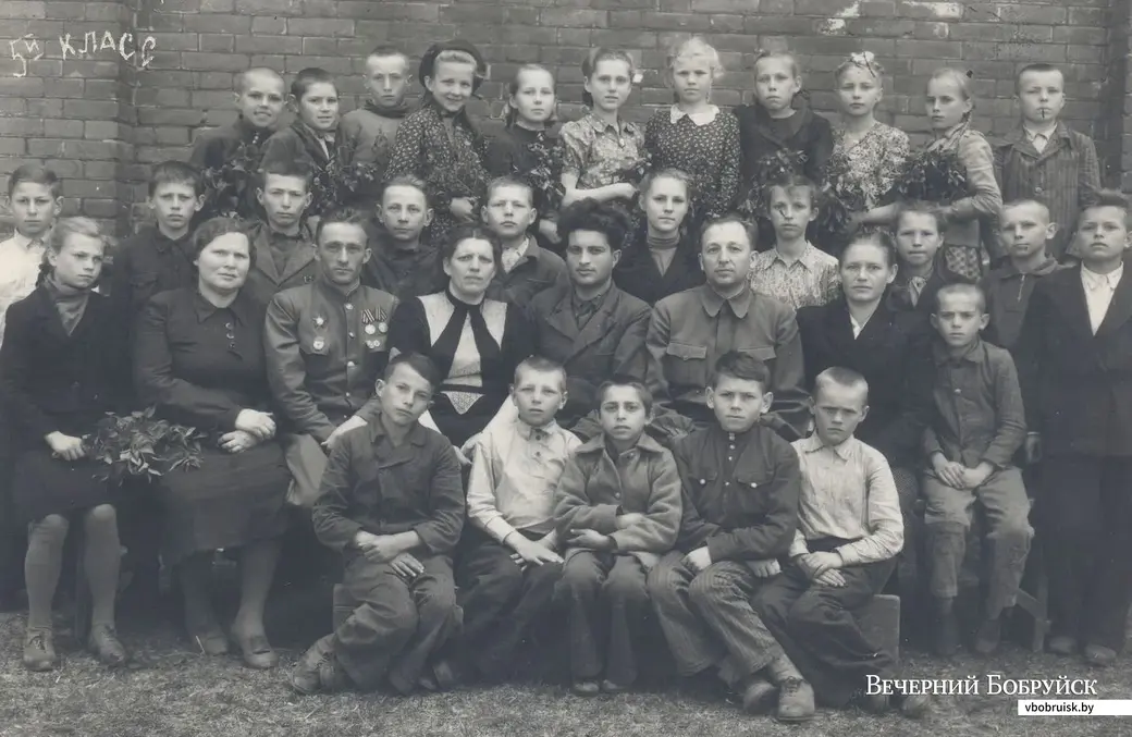 13 мая 1949 года. Выпуск 5-го «Б» класса СШ №6. Нина Свирко во втором ряду крайняя слева. Фото ИЗ АРХИВА Н. СВИРКО