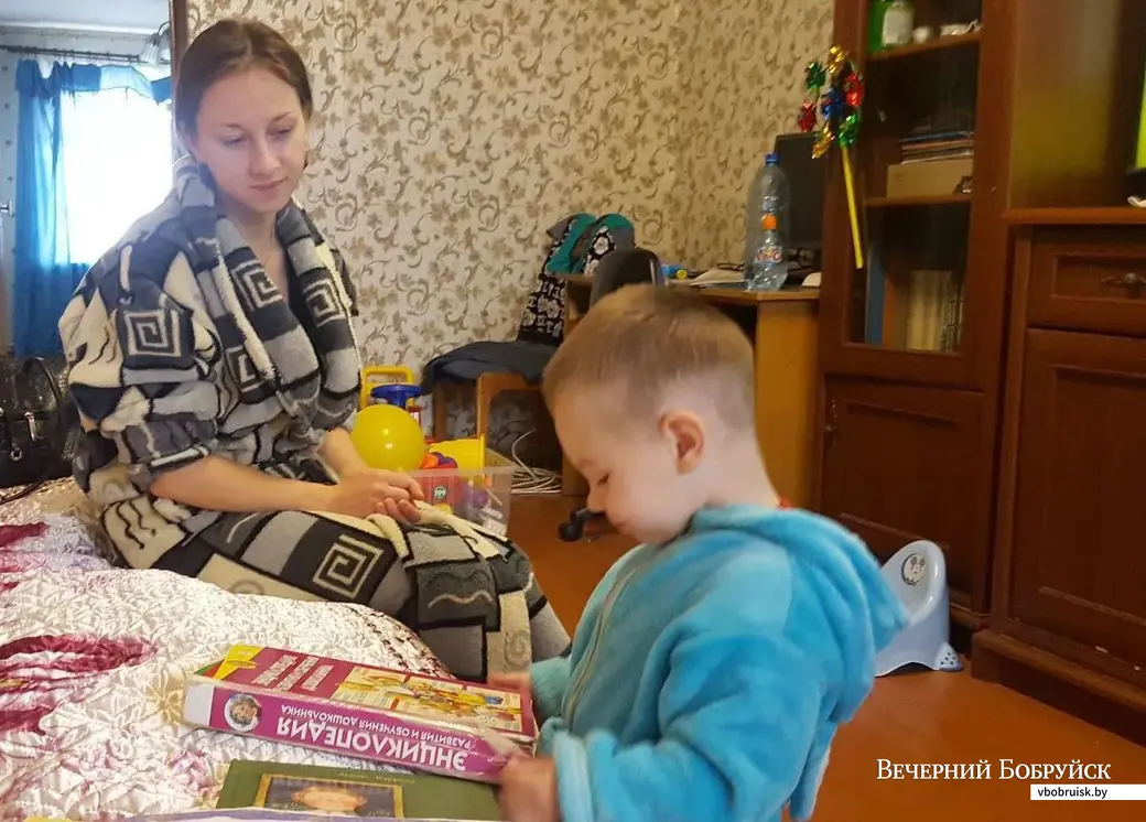 Виктория уже без отрыва следит за Ильёй... На заднем плане – то самое окно.