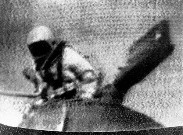 1965г. Алексей Леонов пытается вернуться на корабль.