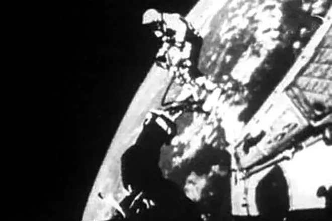 1965г. Алексей Леонов - первый выход человека в открытый космос.