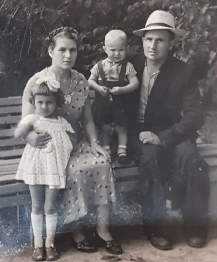 Анатолий Наумчик с мамой, папой и сестрой