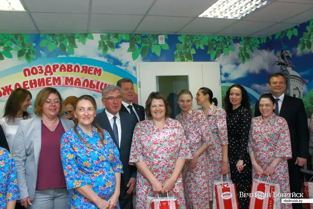 Национальный конгресс «MamaPro» в Бобруйске. Женщинам, которые недавно родили, вручили подарки.