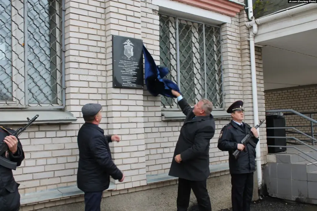 В России депутат Павел Горчаков открыл мемориальную доску в честь себя.