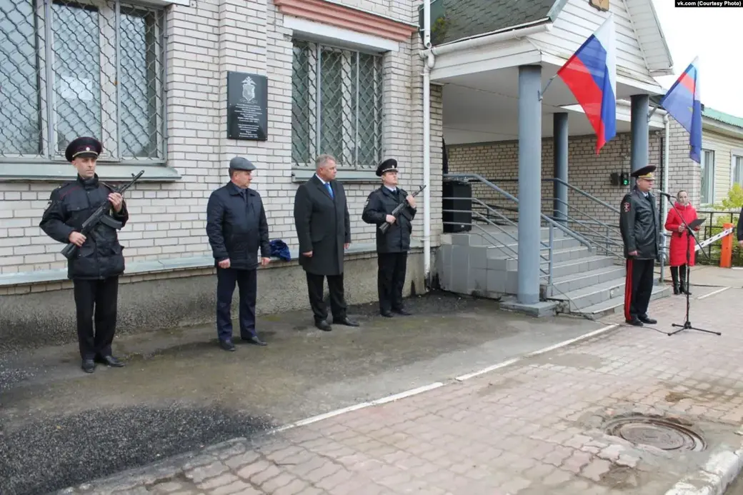 В России депутат Павел Горчаков открыл мемориальную доску в честь себя.