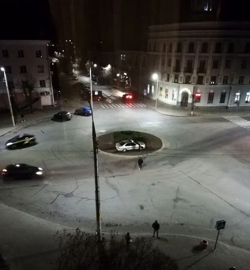 23.10.2019, автомобиль на клумбе в Бобруйске.