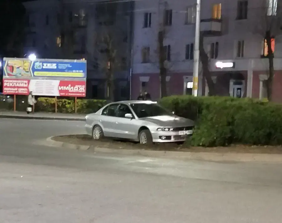 23.10.2019, автомобиль на клумбе в Бобруйске.