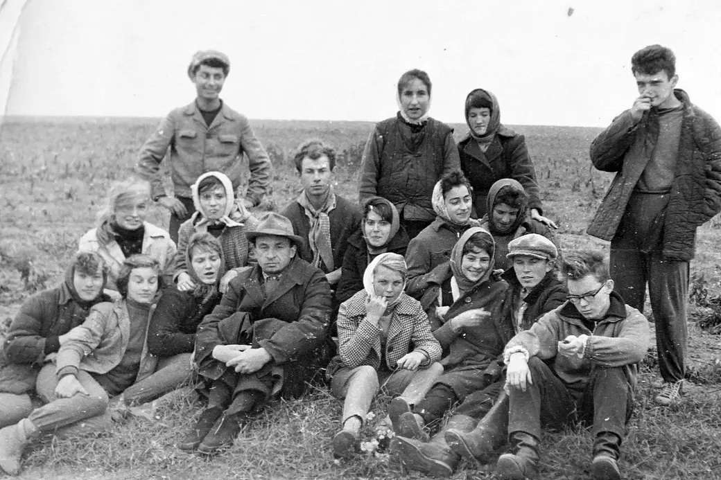 Ученики 10 класса средней школы №12 г. Бобруйска на уборке урожая.