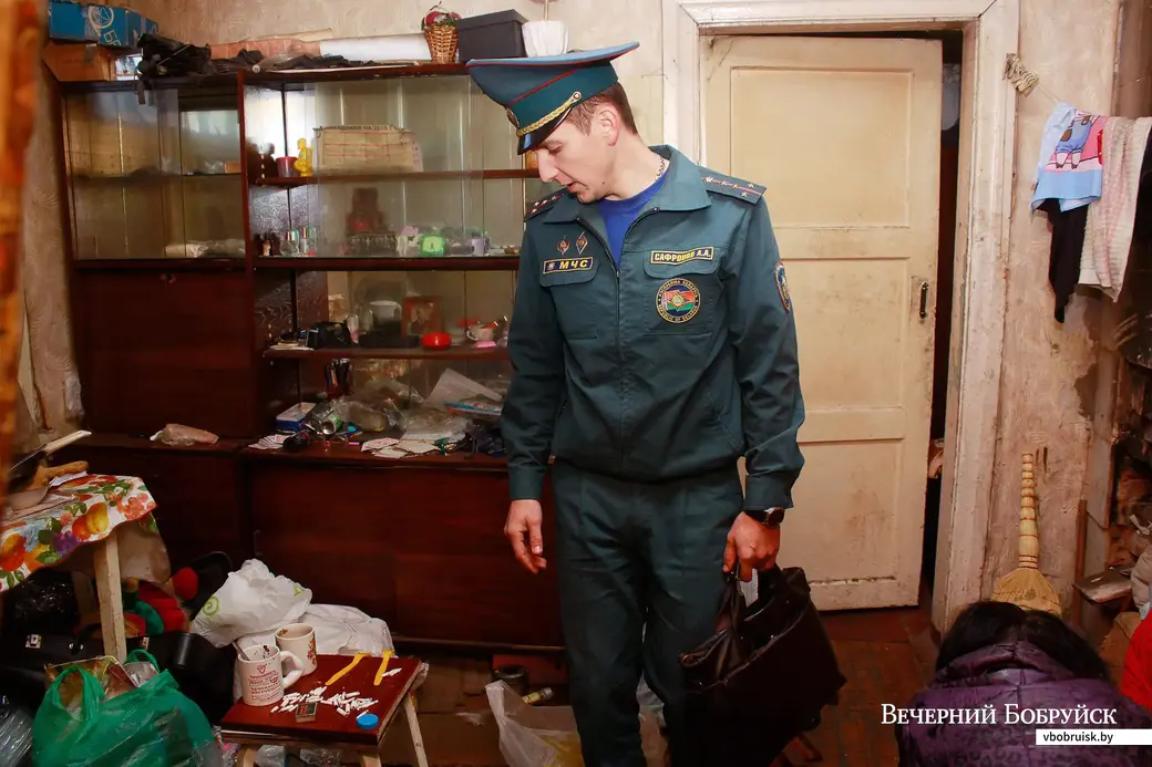 По обстановке сразу понятно, что хозяин квартиры злоупотребляет давно и основательно.