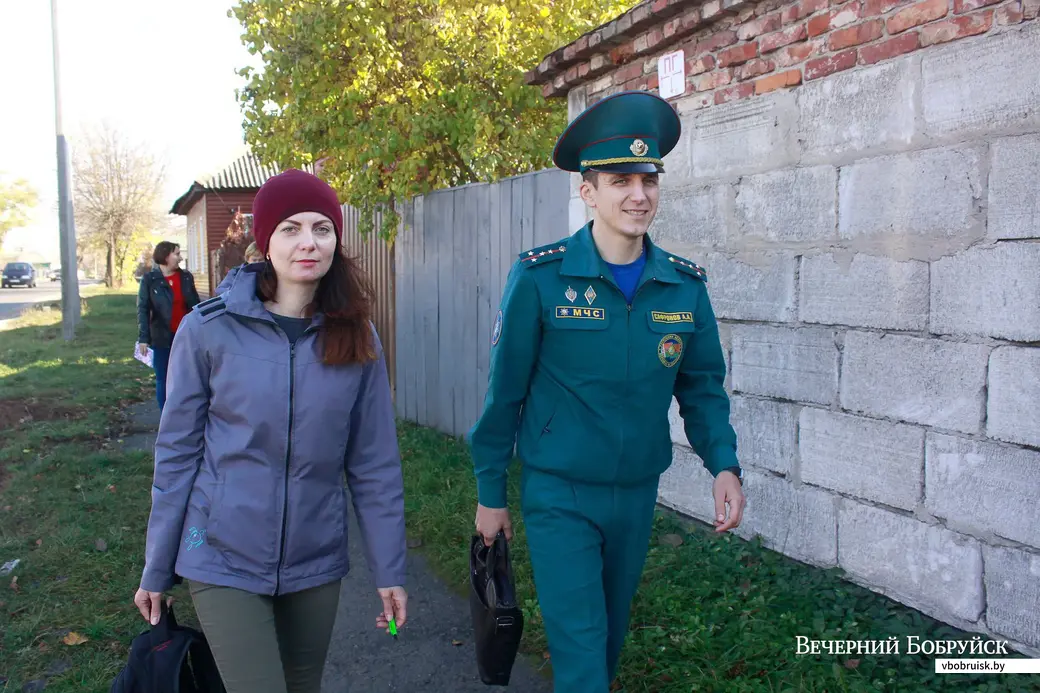 Контролер электросетей Татьяна Коваленко и старший инспектор Бобруйского горрайотдела по ЧС Алексей Сафронов.