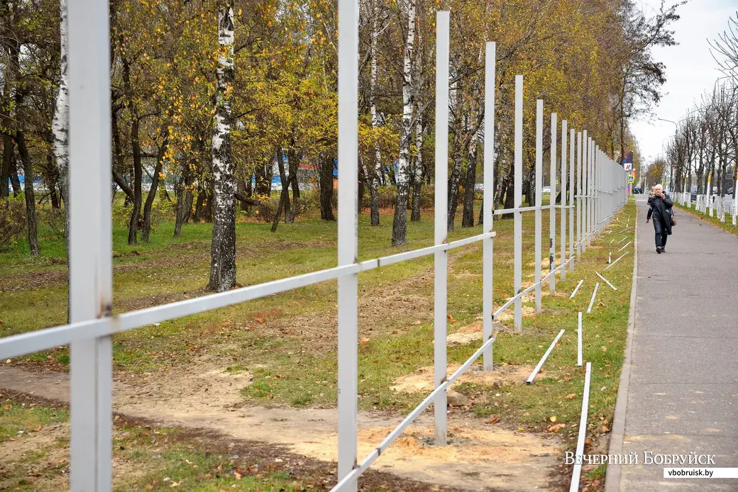 28.10.2019. Рабочие возводят забор вокруг площадки под строительство нового