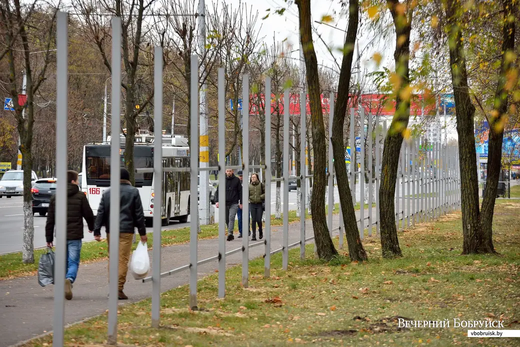28.10.2019. Рабочие возводят забор вокруг площадки под строительство нового