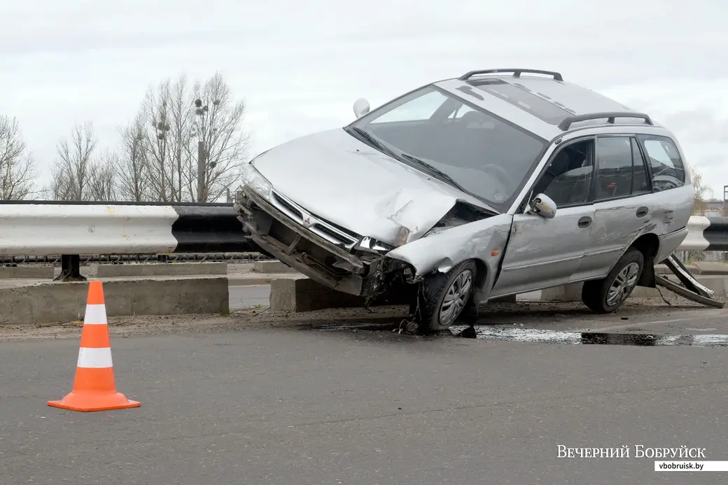 28.10.2019. Авария на мосту через железную дорогу в Бобруйске. Повис на отбойнике