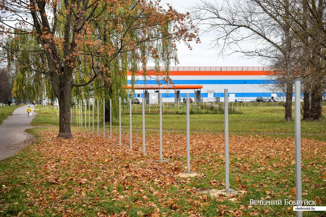 28.10.2019. Рабочие возводят забор вокруг площадки под строительство нового