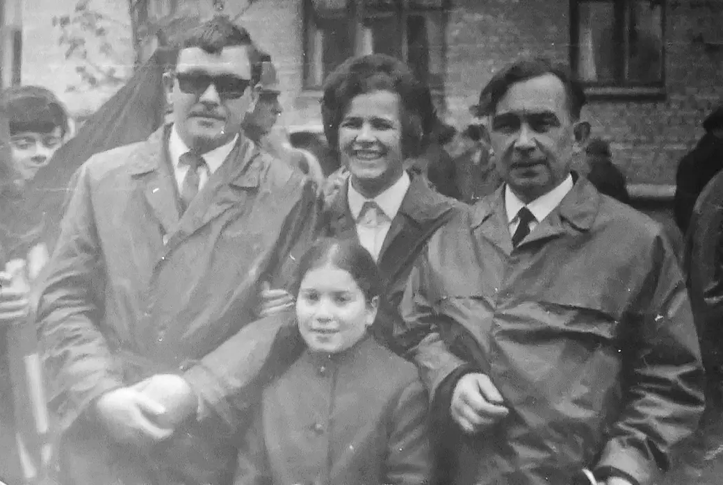 7 Ноября 1969 года. Леонид Раскин (слева) с коллегами на демонстрации. Справа бригадир В.А.Барсук. Фото из архива автора.