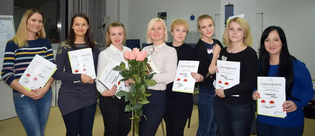 Екатерина Батракова и другие выпускники курсов бровистов