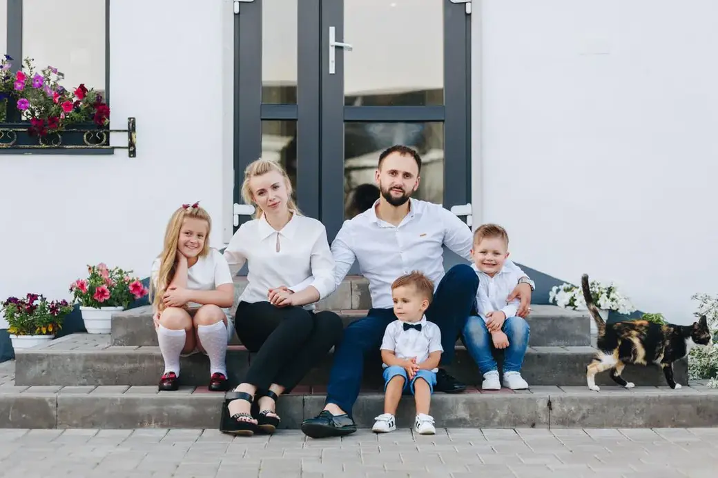 Екатерина Батракова с мужем, детьми и племянником