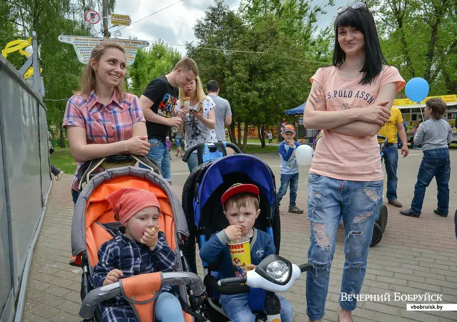 Парад детских колясок и велосипедиков в рамках V фестиваля «Счастье в детях» 15.05.2016. Фото из архива ВБ.