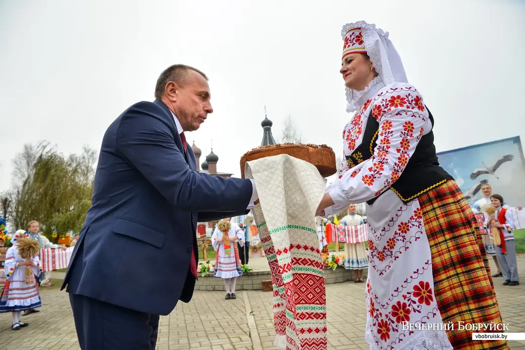 01.11.2019. Районный фестиваль-ярмарка «Дожинки-2019» в Телуше. Председатель Бобруйского районного исполнительного комитета Павел Найден принимает символический каравай