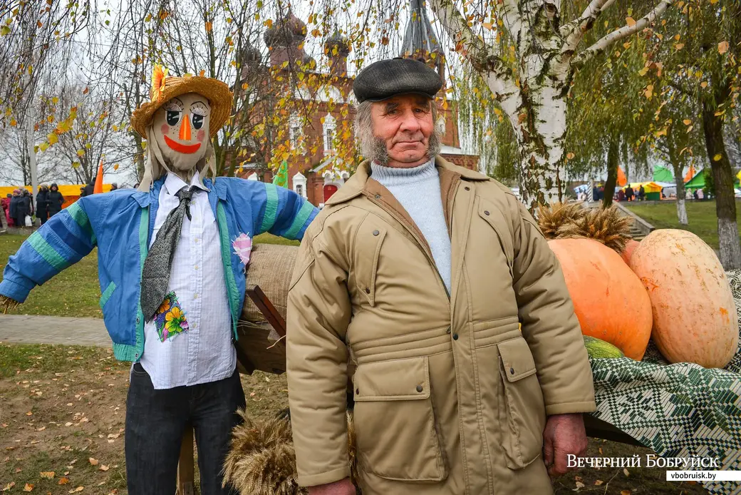 01.11.2019. Районный фестиваль-ярмарка «Дожинки-2019» в Телуше. Житель деревни Ступени Василий Чайко подготовил и украсил площадку для проведения праздника.