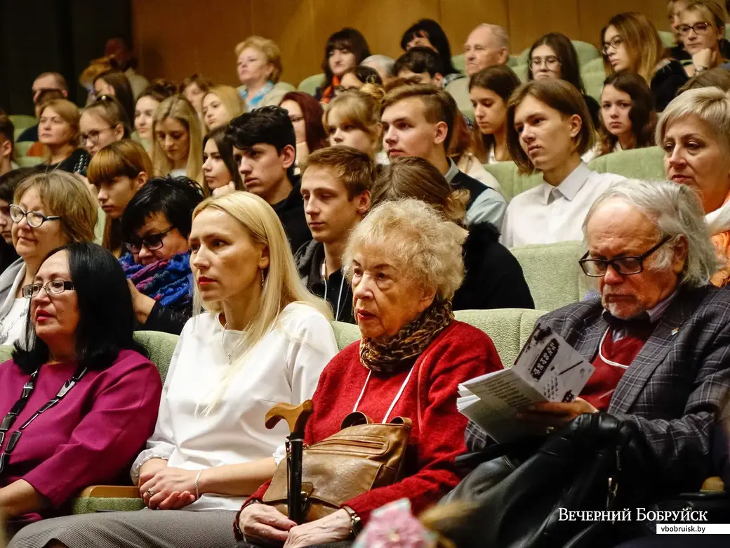 02.11.2019. Трагическая комедия «Летели качели» по одноимённой пьесе Константина Стешика в постановке Дениса Паршина. Гомельский городской молодёжный театр. VII