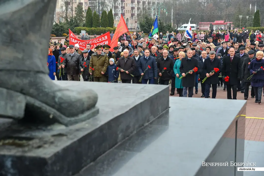 07.11.2018. Празднование 101-й годовщины Октябрьской революции на площади Ленина