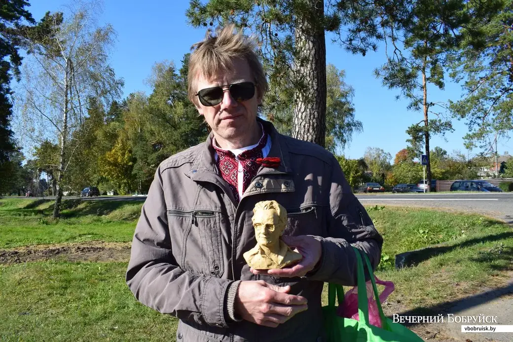 Скульптар Генік Лойка з эскізам бюста.