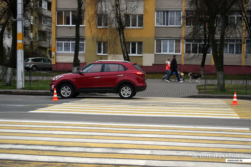 8.11.2019. Наезд на ребенка на Минской в Бобруйске. Ребенка сбила красная машина у самого края дороги. Фото Артёма Лукьяновича