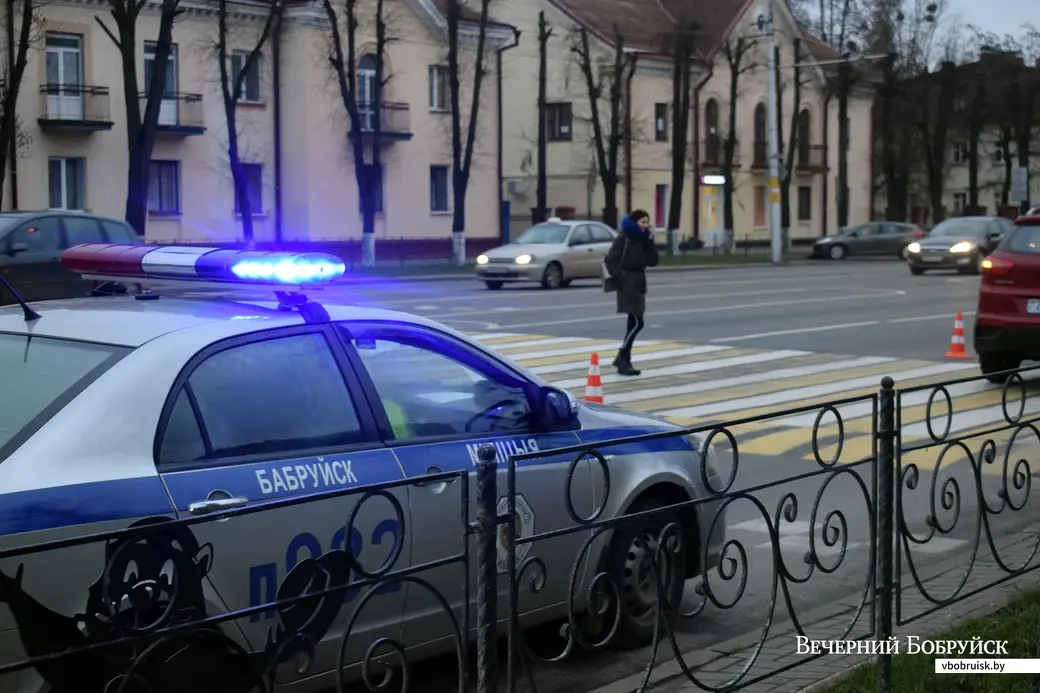 8.11.2019. Наезд на ребенка на Минской в Бобруйске. ГАИ разбирается с водителем. Фото Артёма Лукьяновича