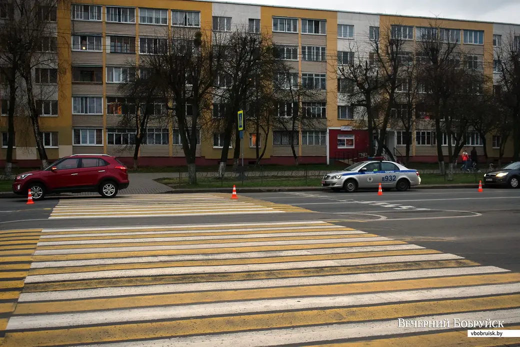 8.11.2019. Наезд на ребенка на Минской в Бобруйске. Ребенка сбила красная машина. Фото Артёма Лукьяновича