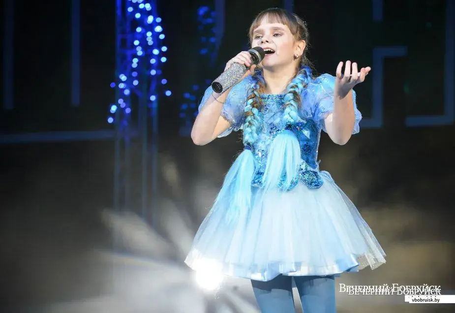 Арина Титова на выступлении театра песни «Шина-Най».