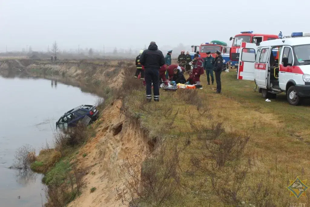 16 ноября в Глуске автомобиль упал в реку, погибли двое. Фото: МЧС