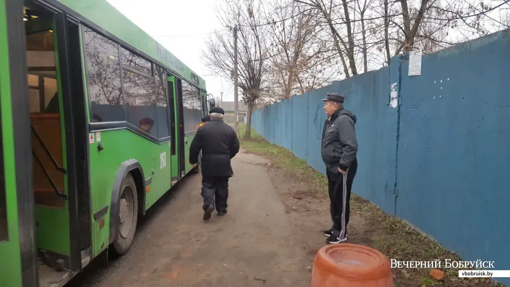 Остановка общественного транспорта «Улица Калинина» в районе «Кривой Крюк».